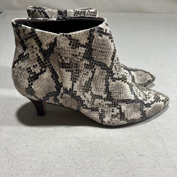 Clarks Collection Linevale Judith Snakeskin Print Pointed Toe Ankle Boots 8 - Picture 2 of 7